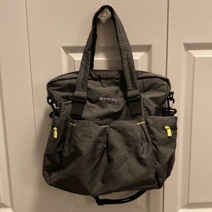 Like new nylon bag from Sherpani. Great commuter, student/teacher or gym bag!